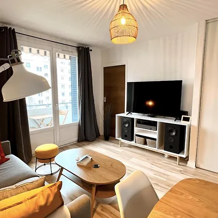 Charming T3 With Balcony In Monplaisir * リヨン